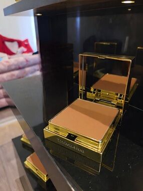 Elizabeth Arden Bronzing Powder in Warm Brown